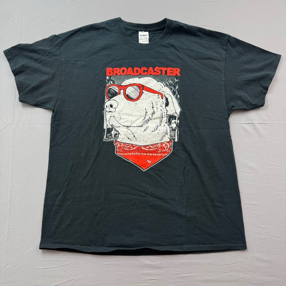 Gildan Broadcaster Dog Graphic T-Shirt Mens XL Black Red Sunglasses Bandana Tee